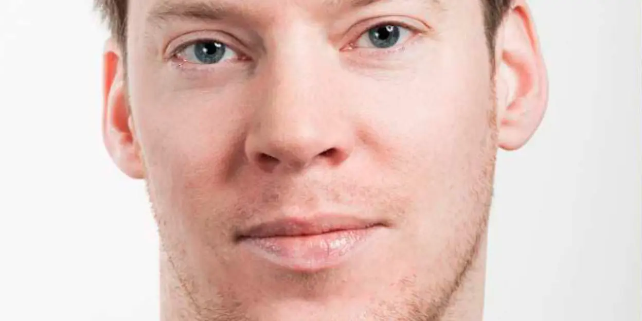 Primer plano de una persona con sonrisa suave